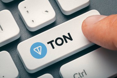 Kripto para birimi ticareti veya döviz konsepti: Toncoin logosu olan erkek el işaret parmağı tuşuna basma.