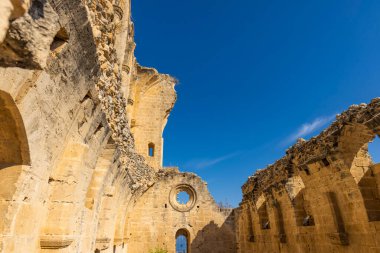 Kuzey Kıbrıs 'taki tarihi Bellapais Manastırının ayrıntıları güneşli bir günde.