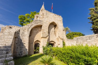 Kuzey Kıbrıs 'taki tarihi Bellapais Manastırının ayrıntıları güneşli bir günde.