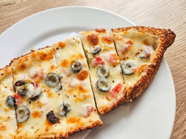Lezzetli simit pizza, çedar peyniri, domates ve zeytinli Türk simitli pizza. Atıştırmalık ya da kahvaltı.
