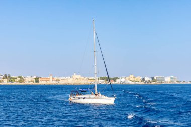 Rhodes Island-Yunanistan: 26 Ağustos 2024: Turistler yelkenli teknede tatillerinin tadını çıkarıyorlar. Gezinti ve yelkenli tekne turu. İnsanlar yaz tatilinde iyi vakit geçiriyorlar..