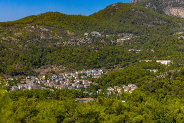 Türkiye 'nin Mugla ilinin Marmaris ilçesindeki binaların ve çevreleyen ormanın güzel manzarası. Kentleşme kavramı.