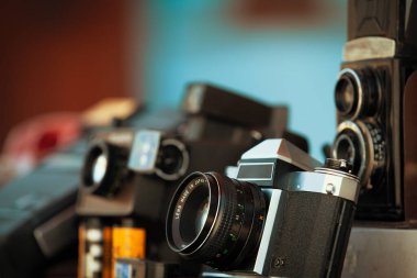 Bit pazarında antika analog kameralar ve lensler sergileniyor. Retro cazibe ve fotoğraf tarihi sergileniyor..