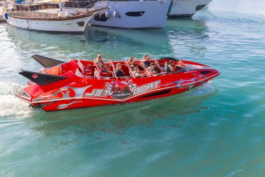 26 Ağustos 2024: Rodos 'taki hareketli bir Mandraki limanından hareket eden canlı bir turist hız teknesi gezisi. Turistler hızlı bir tekne gezisinin tadını çıkarıyorlar..