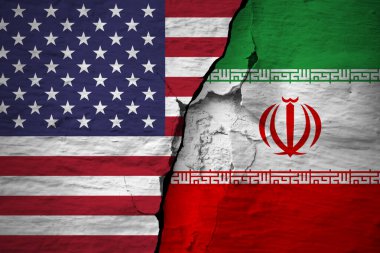 Ülkeler arası savaş. Çatlamış beton duvarda Amerika ve İran bayrakları var. Diplomatik ilişkilerde bozulma. Çatışma ve kriz kavramı .
