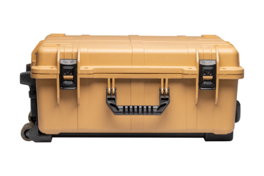 Sağlam, bronzlaşmış, su geçirmez, sağlam mandalları, sapı ve tekerlekleri olan sağlam bir çanta beyaz arka planda izole bir şekilde duruyor. Bu özel durum hassas teçhizat için nihai koruma sağlar, fotoğraf ekipmanları için ideal.