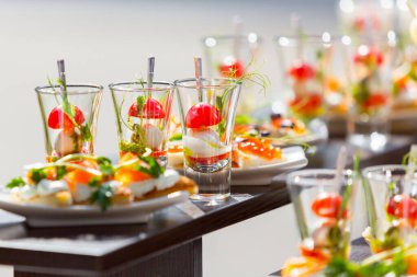 yemek servisi masasında gözlüklü 