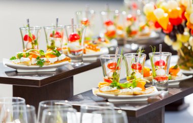 yemek servisi masası bardaklar ve tabaklar