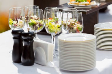 yemek servisi masası bardaklar ve tabaklar
