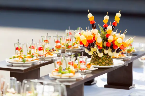 Catering Esküvőre Catering Esküvők Asztal Snack Canape Lazac Fehér Tányéron — Stock Fotó
