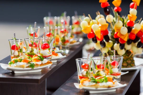 Catering Für Hochzeiten Catering Hochzeitstisch Mit Snacks Canape Mit Lachs — Stockfoto