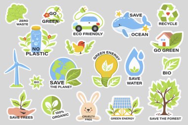Sloganlı ekoloji etiketleri düz grafik tasarımında elementler belirledi. Sıfır atık toplama, yeşile dönme, çevre dostu, okyanusu kurtarma, geri dönüşüm, plastik yok, biyokimyasal, organik, zalimlik yok. Vektör illüstrasyonu.