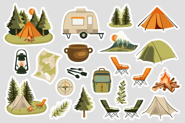 Düz dizaynlı kamp çıkartmaları. Ormanda kamp çadırı olan tahsilat etiketleri, seyahat karavanı, el feneri, sırt çantası, sandalyeler, kamp ateşi, pusula, ağaçlar, dağlar, diğerleri. Vektör illüstrasyonu.
