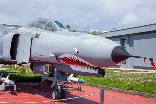 İstanbul, Yeşilköy - Türkiye - 04.20.2023: F-4 Hayalet Savaş uçağı, Süpersonik jet uçağı ve bombacı. Hayalet Kızgın Surat Boyama, dişli yırtıcı görünüş