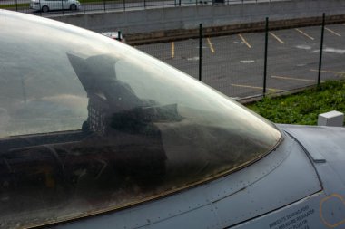 İstanbul, Yeşilköy - Türkiye - 04.20.2023: F-16 Falcon Jet uçağı, Süpersonik jet uçağı ve bombacısı, Kokpit Görünümü pencereden, Kontrol Paneli Detayları.