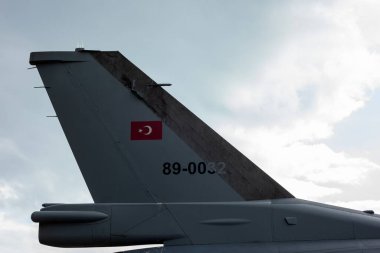 İstanbul, Yesilkoy - Türkiye - 04.20.2023: F-16 Falcon Jet uçağı, Supersonic jet savaş uçağı ve bombacısı, Kuyruk Görünümü, Kuyruk Kapanışı, Detail View.