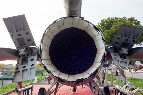 İstanbul, Yeşilköy - Türkiye - 04.20.2023: F-16 Falcon Jet uçağı, Süpersonik jet uçağı ve Bombacısı, Motor Manzarası, Yanma Odası.