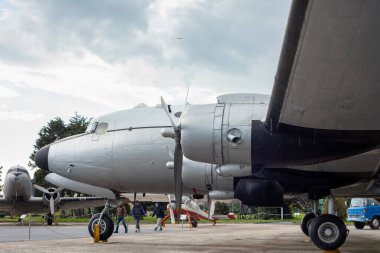 İstanbul, Yıldırım - Türkiye - 04.20.2023: Douglas C-54 Skymaster Askeri Kargo Uçağı. Skymaster dört motorlu bir nakliye uçağı.