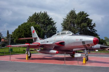İstanbul, Yıldırım - Türkiye - 04.20.2023: Cumhuriyet RF-84F Yıldırım Savaşçısı ve bombardıman uçağı.
