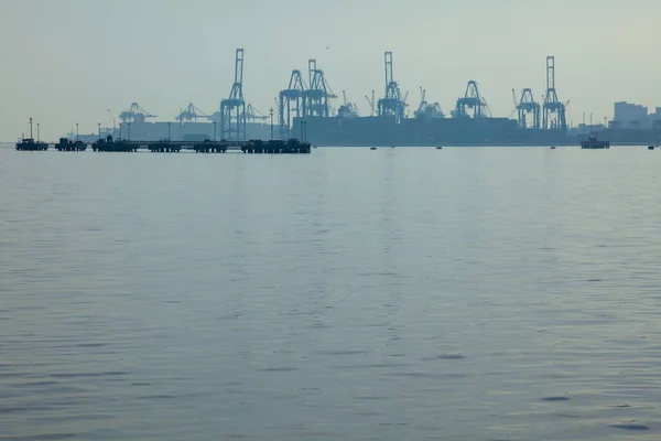 İstanbul, beylikduzu - Türkiye - 05.08.2023: Ambarli Tersanesi, Uluslararası Deniz Limanı, Günbatımı, Lojistik İş Merkezi Görünümü.