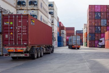 İstanbul, Beylikduzu - Türkiye - Lojistik İthalat Şirketi için 07.07.2023 konteyner sahası, renkli konteyner yığını. Yükleme anından görüntü. konteyner yüklü kamyon.