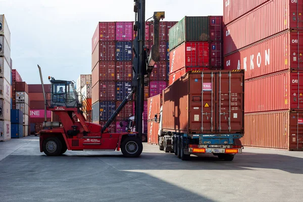 İstanbul, Beylikduzu - Türkiye - Lojistik İthalat Şirketi için 07.07.2023 konteyner sahası, renkli konteyner yığını. Yükleme anından görüntü. vinç ve yüklü kamyon.