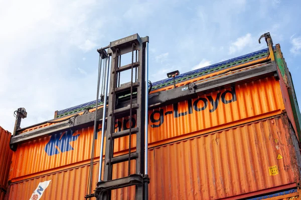 İstanbul, Beylikduzu - Türkiye - Lojistik İthalat Şirketi için 07.07.2023 konteyner sahası, renkli konteyner yığını. Yükleme anından görüntü. Vinç konteynırı tutar