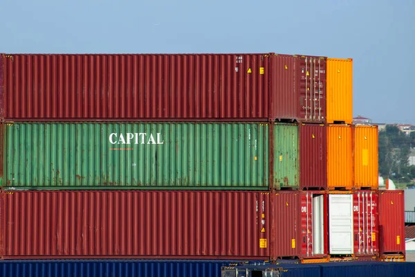 İstanbul, Beylikduzu - Türkiye - Lojistik İthalat Şirketi için 07.07.2023 Konteynır sahası, Kapalı konteynır görünümü.