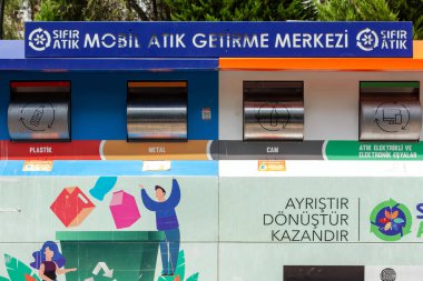 Adana, Seyhan - Türkiye - 08.10.2023 Cam, kağıt, metal ve plastik atık için geri dönüşüm kutusu.