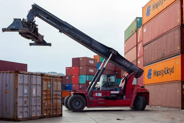 İstanbul, Beylikduzu - Türkiye - Lojistik İthalat Şirketi için 07.07.2023 konteyner sahası, renkli konteyner yığını. Yükleme anından görüntü. Vinç konteynırı tutar