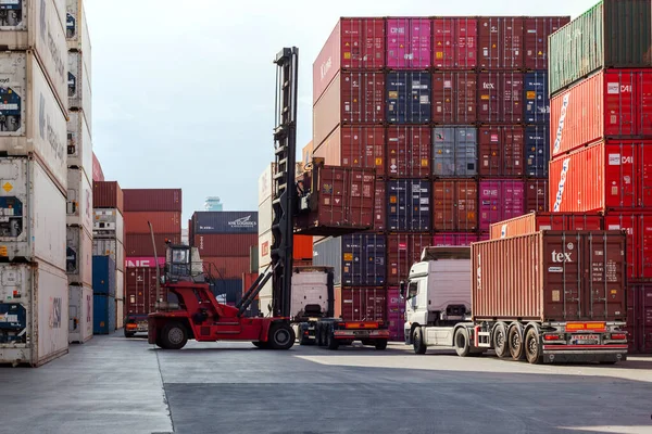 İstanbul, Beylikduzu - Türkiye - Lojistik İthalat Şirketi için 07.07.2023 konteyner sahası, renkli konteyner yığını. Yükleme anından görüntü. Vinç konteynırı tutar