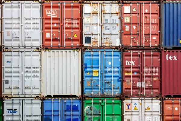 İstanbul, Beylikduzu - Türkiye - Lojistik İthalat İthalat Şirketi için 07.07.2023 Konteynır Avlusu, klasik renkli konteynır yığını görünümü. Pastel renkler ve retro renkler.