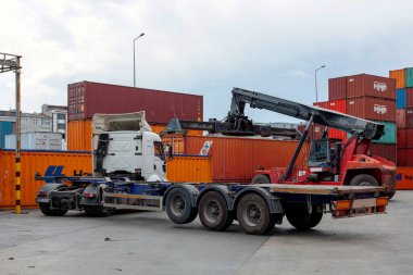 İstanbul, Beylikduzu - Türkiye - Lojistik İthalat Şirketi için 07.07.2023 konteyner sahası, renkli konteyner yığını ve vinç. Boş Kamyon.