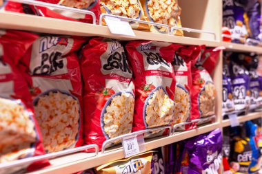 İstanbul, Beylikduzu - Türkiye - 05.19.2023: Atıştırmalık Rafı Manzarası, Chips.