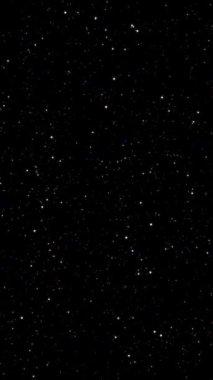 Uçan Yıldızlarla Uzay Arkaplanı Dikey Video. Uzay, siyah arka planda yıldızların arasında seyahat ediyor. 4K hareket grafiği.