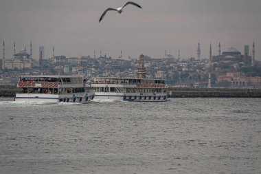 İstanbul, Türkiye 'de Golden Horn limanından iki feribot geçiyor.