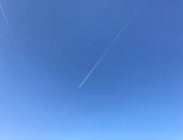 Ясное Голубое Небо След Самолета — стоковое фото