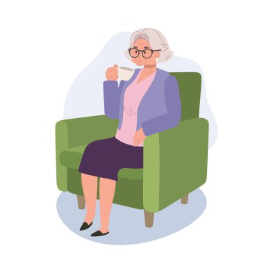 Sıcak çay saati konsepti. Kıdemli Kadın 'ın dinlendirici ve keyifli Kanepede Huzurlu Çay Zamanı.