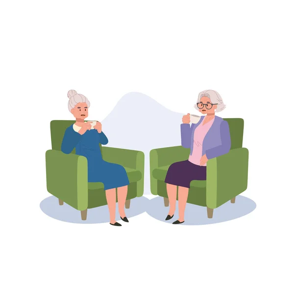 Hangulatos Pillanatok Seniors Megosztása Tea Beszélgetés Kanapén Idős Nők Élvezik — Stock Vector