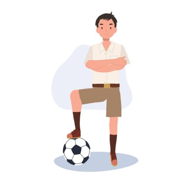 Genç Taylandlı öğrenci dersten sonra topa tekme atıyor. Genç Taylandlı öğrenci okuldan sonra futbol oynuyor.