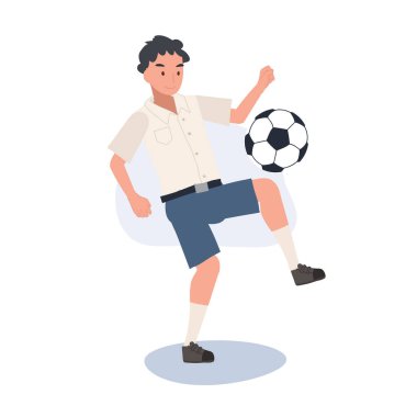 Genç Taylandlı öğrenci dersten sonra topa tekme atıyor. Genç Taylandlı öğrenci okuldan sonra futbol oynuyor.