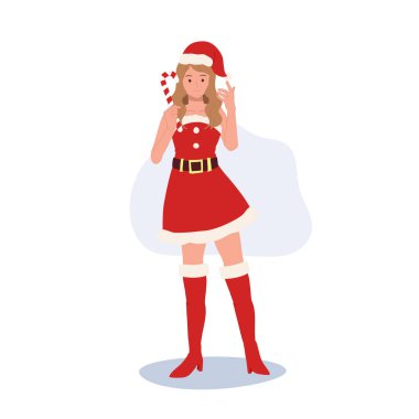 Noel Baba kostümlü gülümseyen genç kadın. Noel Baba kıyafetli güzel kız. Şenlikli Tatil Resimleri.