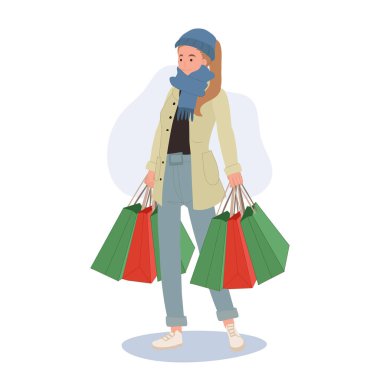 Bayram alışverişi var. Kış mevsiminde neşeli bir kadın Noel alışverişinin tadını çıkarıyor alışveriş torbalarıyla