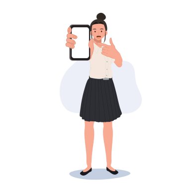 Tayland Üniversitesi Üniformalı Öğrencisi Telefonu Gösteriyor 