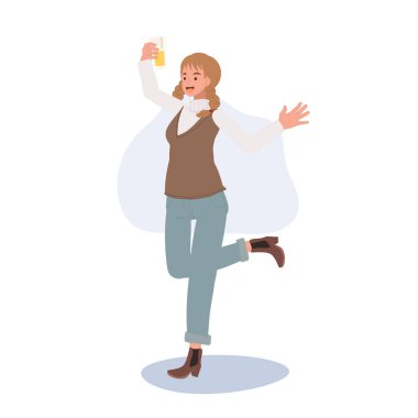 Neşeli Kadın Biranın keyfini çıkarıyor. Bira kadehli gülümseyen kadın, parti davetiyeleri için mükemmel.