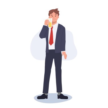 İş adamı bira bardağıyla kadeh kaldırıyor. Şerefe! Bir Kupa Birayla Tam Uzunluk İşadamı