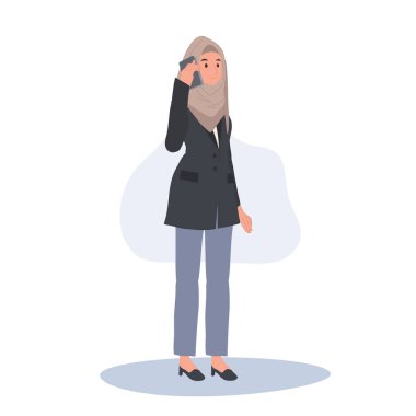 Türbanlı Müslüman İş Kadını Akıllı Telefon Kullanıyor