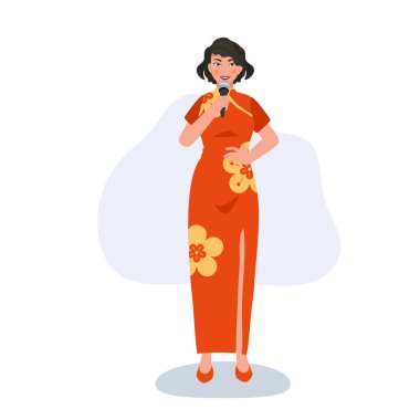 Kırmızı elbiseli, mikrofonlu neşeli Asya Modeli. Çin Yeni Yılı için Kültürel Zarafet