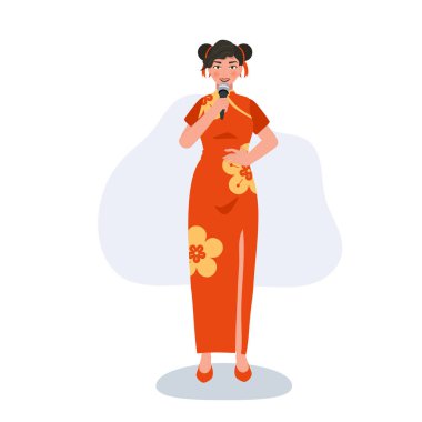 Kırmızı elbiseli, mikrofonlu neşeli Asya Modeli. Çin Yeni Yılı için Kültürel Zarafet