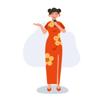 Kırmızı elbiseli, mikrofonlu neşeli Asya Modeli. Çin Yeni Yılı için Kültürel Zarafet